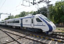 सीमा प्रहरी की तरह निभाते हैं कर्त्तव्यनिष्ठा, रेल कर्मचारी किसी हीरो से कम नहीं