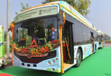 केंद्रीय मंत्री हरदीप सिंह पुरी ने नई दिल्ली के कर्तव्य पथ से पहली हरित हाइड्रोजन ईंधन सेल बस को दिखाई हरी झंडी