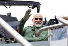 प्रधानमंत्री नरेन्द्र मोदी ने भारतीय वायुसेना के लड़ाकू विमान तेजस में भरी उड़ान