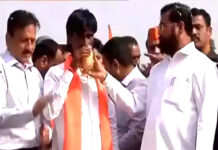 मराठा आरक्षण: मनोज जारांगे ने मुख्यमंत्री के हाथों जूस पीकर खत्म की भूख हड़ताल