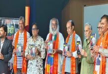 दूरदर्शन के एंकर और वरिष्ठ पत्रकार अशोक श्रीवास्तव की पुस्तक ‘मोदी वर्सेज खान मार्केट गैंग’ का लोकार्पण