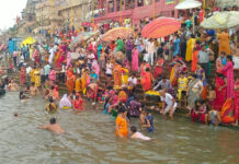 वैशाख पूर्णिमा पर श्रद्धालुओं ने गंगा में लगाई आस्था की डुबकी