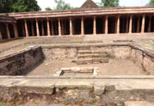 ऐतिहासिक भोजशाला में 76वें दिन सर्वे के दौरान मिले स्तंभ के तीन बड़े पाषाण अवशेष