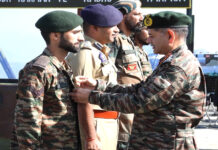सेना प्रमुख ने केरन सेक्टर में अग्रिम इलाकों का किया दौरा, कमांडरों और सैनिकों से की बातचीत