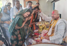 जीव की मुक्ति का मार्ग है भक्ति: गुरु पूजन कर शिष्यों ने लिया आशीर्वाद