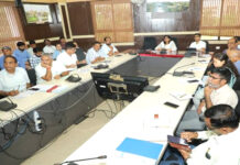 सीएम हेल्पलाइन की समीक्षा के दौरान कलेक्टर के निर्देश: अधिकारी हर दिन व्यक्तिगत रूप से देखें 15 शिकायत