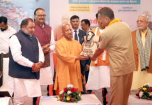 मुख्यमंत्री योगी ने नाविकों का किया सम्मान, कहा- रजिस्ट्रेशन कर मिलेगा नाव का पैसा और बीमा कवर