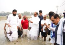 दरभंगा के तालाब में उतरकर केंद्रीय कृषि मंत्री शिवराज सिंह ने समझी मखाने की खेती की प्रक्रिया