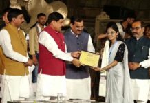 बिजली कर्मी की सुपुत्री पल्ल्वी वर्मा को मुख्यमंत्री डॉ. मोहन यादव ने किया पुरस्कृत