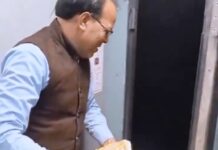 ट्रेन से ट्रैक पर कचरा फेंकते रेलकर्मी का वीडियो वायरल, रेल मंत्रालय ने की कार्रवाई