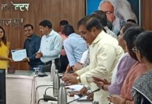 सीएम हेल्पलाइन की शिकायतों के श्रेष्ठ समाधान के लिये विद्युत वितरण केंद्र प्रभारी सम्मानित