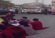 शिव मंदिर हटाने पर भड़के लोगों ने बीच सड़क किया हनुमान चालीसा का पाठ