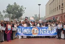 मनरेगा को लेकर संसद भवन परिसर में विपक्ष दलों का प्रदर्शन