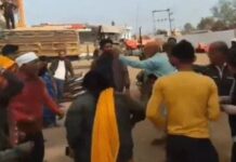 शासकीय उचित मूल्य की दुकान चलाने को लेकर दो समूह भिड़े, हुई मारपीट