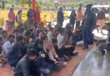 प्रोफेसर ने केबिन में बुलाकर छात्रा के साथ की अश्लील हरकत, गुस्साए छात्रों ने धरना देकर किया प्रदर्शन