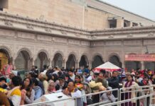 नए वर्ष में दर्शन करने उमड़ी भक्तों की भारी भीड़, अयोध्या, वाराणसी और मथुरा में लगीं लंबी कतारें