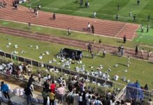 अव्यवस्था के कारण लौटे दिग्गज फुटबॉलर मेसी, दर्शकों ने मैदान में फेंका बोतल-फाड़े बैनर