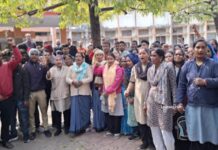 मेडिकल कॉलेज के आउटसोर्स कर्मचारियों को दो माह से नहीं मिला वेतन, हुए आक्रोशित