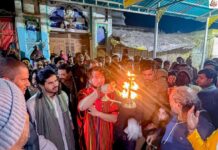 पीठाधीश्वर धीरेन्द्र शास्त्री पहुंचे चित्रकूट , किया कामदगिरि पर्वत की परिक्रमा