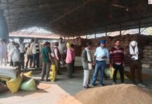धान खरीद केन्द्र आमदी में किसानों का हंगामा