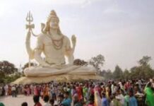 महाशिवरात्रि पर कचनार सिटी में 76 फीट ऊंचे महादेव के दर्शन करने उमड़ा श्रद्धालुओं का जनसैलाब