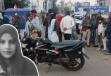 भाजपा पार्षद की पत्नी की दिन-दहाड़े चाकू मारकर हत्या, बदमाशों ने आटो से बाहर निकालकर मारा..!