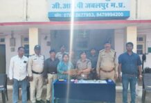 एक्सप्रेस में महिला यात्री का 8 लाख कीमती जेवरों से भरा पर्स, GRP ने सर्चिंग कर लौटाया