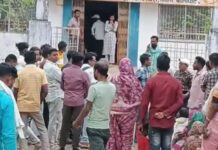 बाइक सवार परिवार को रौंदते हुए पलटी कार, पिता, पुत्र की मौत Car overturns, crushing family on bike; father, son killed