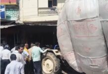 भूसे से भरी टै्रक्टर-ट्राली दुकान में घुसी, मची चीखपुकार, भगदड़, दीवार धराशायी