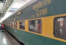 गरीब रथ में 3 युवकों ने लगाये ठुमके, यात्रियों का रास्ता रोककर बनाई रील, RPF ने किया केस दर्ज