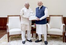 राज्यपाल मंगुभाई पटेल ने PM MODI को श्रीलंका से लाई हुई भगवान बुद्ध की प्रतिमा की भेंट