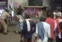 शराबियों ने पुलिसकर्मियों को पटक-पटक कर पीटा, सड़क पर एक-दूसरे को घसीटा, लोग बोले, पुलिस वाले खुद नशे में