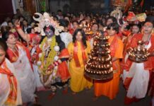 नवरात्रि पर बड़ी खेरमाई मंदिर में भव्य महाआरती, अर्पित की 6 मीटर लंबी चुनरी a-grand-maha-aarti-was-performed-at-the-badi-khermai-temple-on-navratri-with-a-6-meter-long-chunari-offered