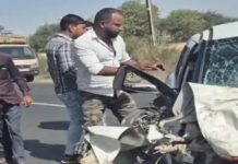 कार और ट्रक में टक्कर, सांवरिया सेठ जा रहे 2 युवकों की मौत car-and-truck-collide-two-youths-going-to-sanwaria-seth-die