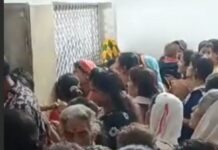 जबलपुर सेंट्रल जेल में जालीदार खिड़कियों से बहनों ने बंदी भाईयों को लगाया तिलक, जेल परिसर के पास लगी रही भीड़
