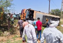 कटनी में चढ़ाई से नीचे लुढ़की बस, पलटी, एक दर्जन से ज्यादा यात्री घायल, 5 गंभीर