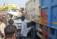सड़क किनारे खड़े ट्रक से टकराई पिकअप के परखच्चे उड़े, दो की मौत, अंधमूक बायपास रोड पर हादसा