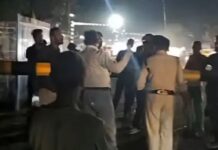 रेल फाटक से टकराया ओवरलोड ऑटो, आधे घंटे तक लगा रहा जाम, कर्मचारियों ने मरम्मत कर यातायात बहाल किया