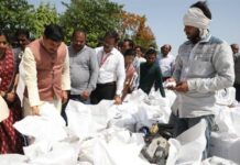 CM यादव का औचक निरीक्षण : उपार्जन केंद्रों पर पहुँचे, किसान को पावती सौंपी CM यादव का औचक निरीक्षण