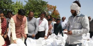 CM यादव का औचक निरीक्षण : उपार्जन केंद्रों पर पहुँचे, किसान को पावती सौंपी CM यादव का औचक निरीक्षण