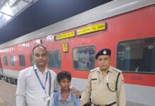 एसी कोच में बिना टिकट यात्रा कर रहे नाबालिग बालक को डिप्टी सीटीआई ने आरपीएफ को सौंपा
