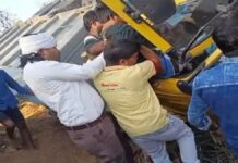 हाईवे पर 30 फीट नीचे खाई में गिरा हाईवा, कैबिन में फंसे जबलपुर निवासी a-truck-fell-30-feet-into-a-ditch-on-the-highway-leaving-jabalpur-residents-trapped-in-the-cabin