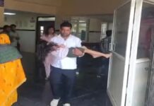 टायर फटने से खाई में गिरी कार, महिला की मौत, 5 घायल, a-car-falls-into-a-ditch-after-a-tyre-burst-killing-a-woman-and-injuring-five-others