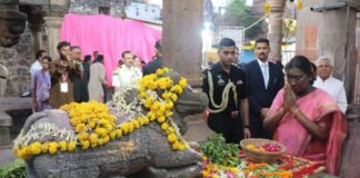 President Murmu ने ओंकारेश्वर-ममलेश्वर में किए दर्शन, अभिषेक कर की पूजा-अर्चना President Murmu