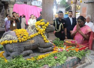 President Murmu ने ओंकारेश्वर-ममलेश्वर में किए दर्शन, अभिषेक कर की पूजा-अर्चना President Murmu