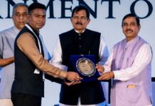Union Minister प्रह्लाद जोशी ने ऊर्जा सचिव विशेष गढ़पाले को प्रदान किया सम्मान Union Minister