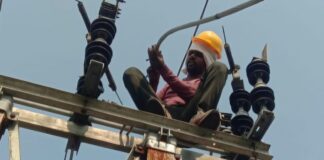 लाइन कर्मियों को शोकॉज नोटिस देकर प्रताड़ित कर रहे अधिकारी, डीई पर उठे सवाल LINE MAN