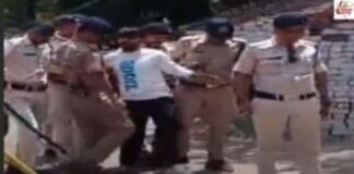 Parliament की ओर बढ़ रहे प्रदर्शनकारियों को पुलिस ने रोका, लाठीचार्ज से हंगामा Parliament