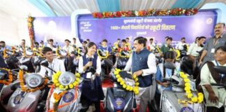 MP के टॉपर्स को CM ने बांटी स्कूटी, चेहरे पर दिखी खुशी; कॉलेज पहुंचना होगा आसान MP